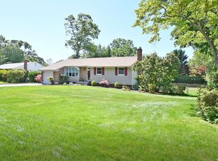 28 Del Pl, Hauppauge, NY 11788