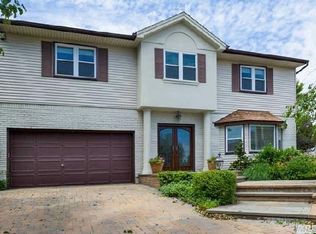 3490 E Bay Ct, Merrick, NY 11566