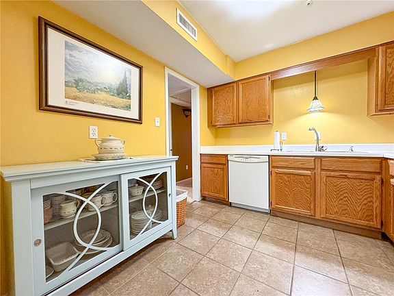 4th image of 2732 Whitney Pl APT 302