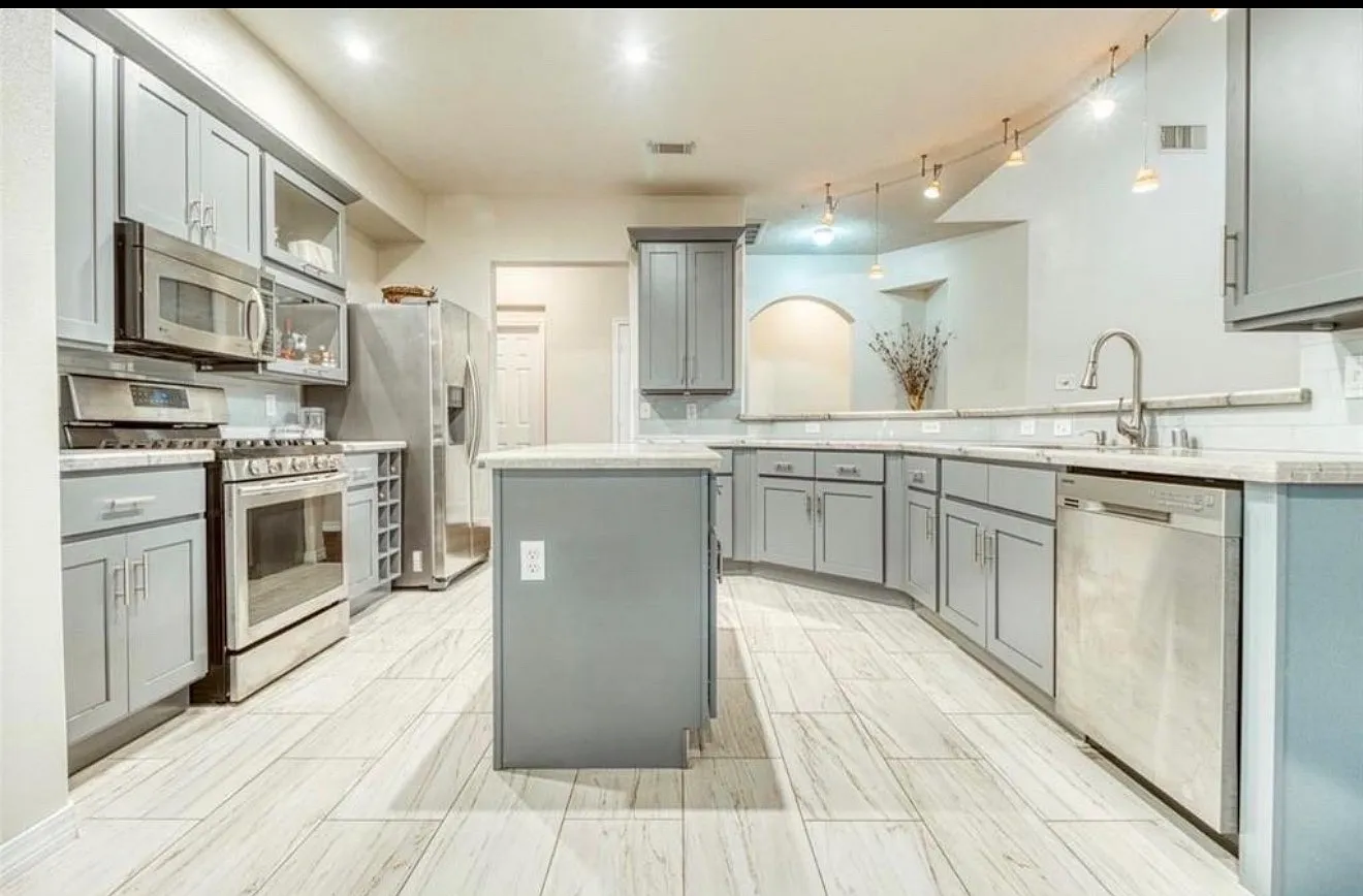 4 bed, $2,400 — Photo 4