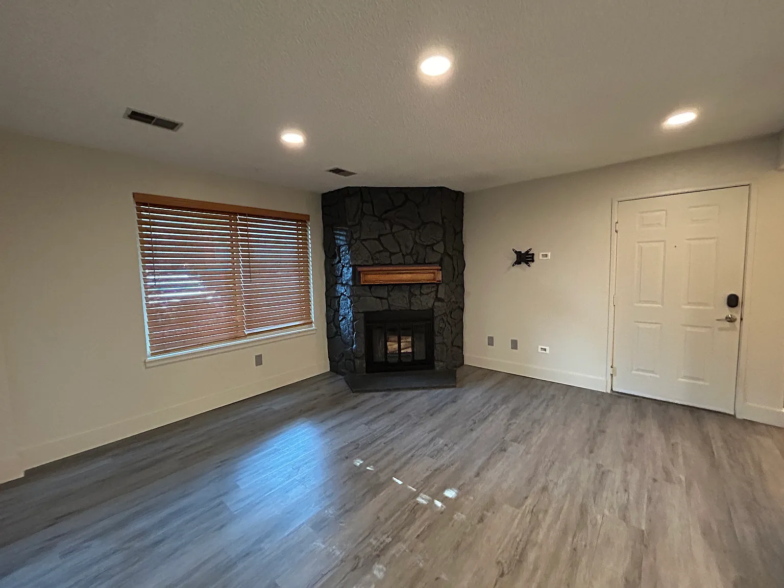 2 bed, 900 sqft, $2,100 — Photo 2