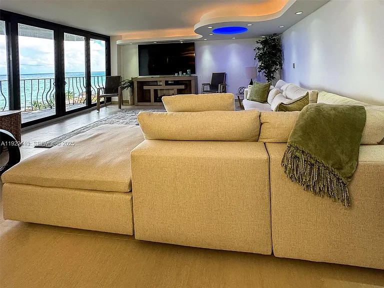 8877 Collins Ave #809 — Photo 9