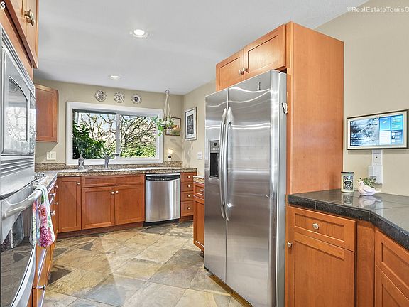 4th image of 18400 Indian Creek Dr