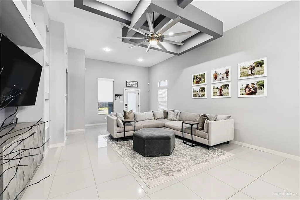 3 bed, 2.0 bath, 1844 sqft, $2,500 — Photo 3