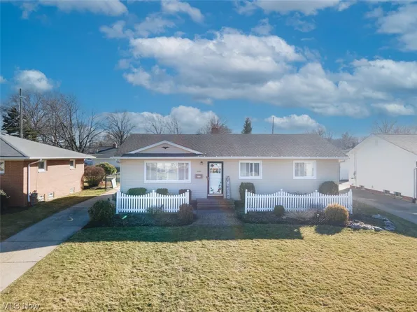 686 E Parkleigh Dr, Seven Hills, OH 44131