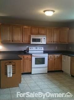 Kitchen with smooth top Stove
						:
						Almond/Bisque Appliances