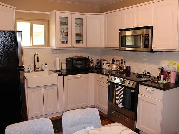 5th image of 430 W Orman Ave