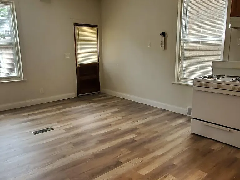 403 S 4th St — Photo 11