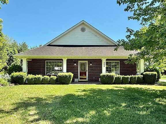 3rd image of 205 Chestnut Oak Dr