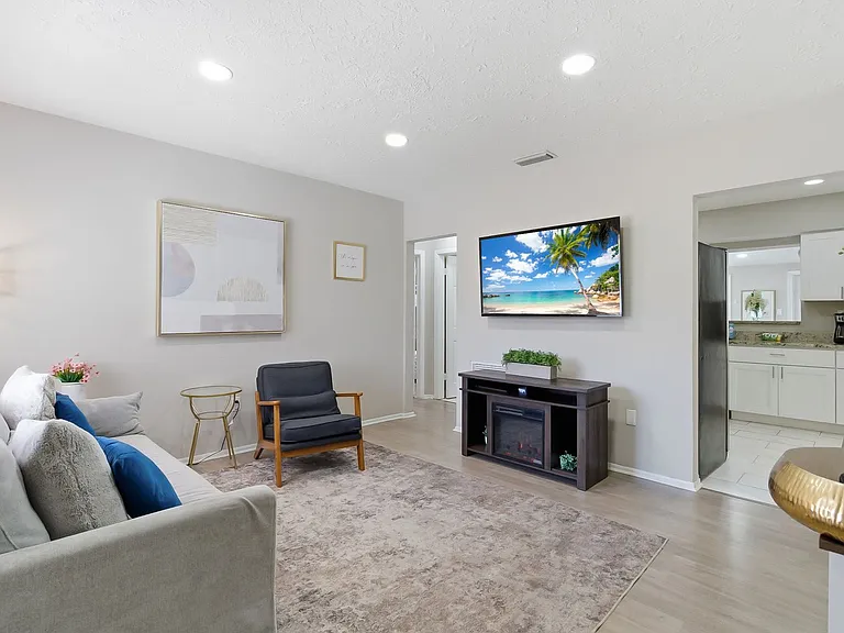 305 N Conrad Ave — Photo 4