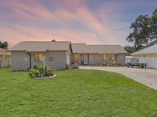 27714 Lois Dr, Tavares, FL 32778