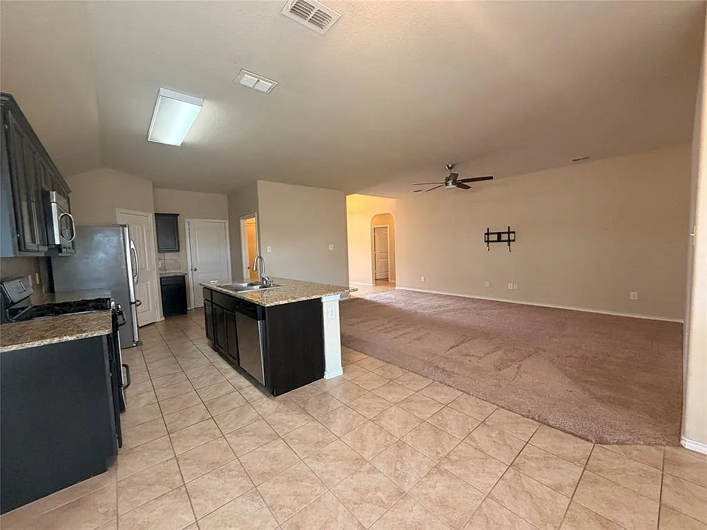 4 bed, 2.0 bath, 1792 sqft, $2,095 — Photo 3