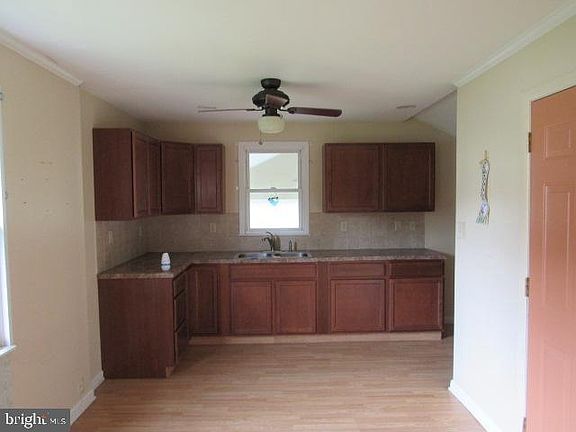4th image of 302 S Broadway