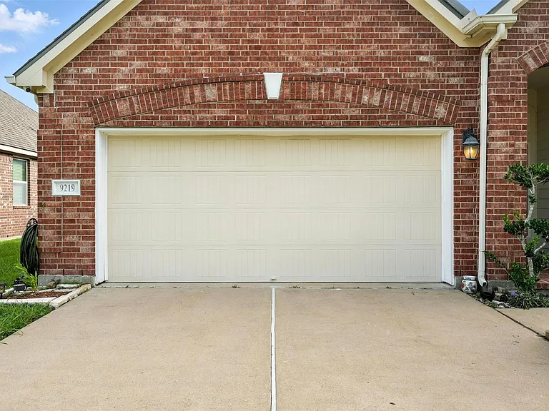 9219 Gilbert Hollow Dr — Photo 3