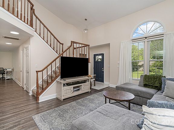 3rd image of 3601 Broad Oak Dr