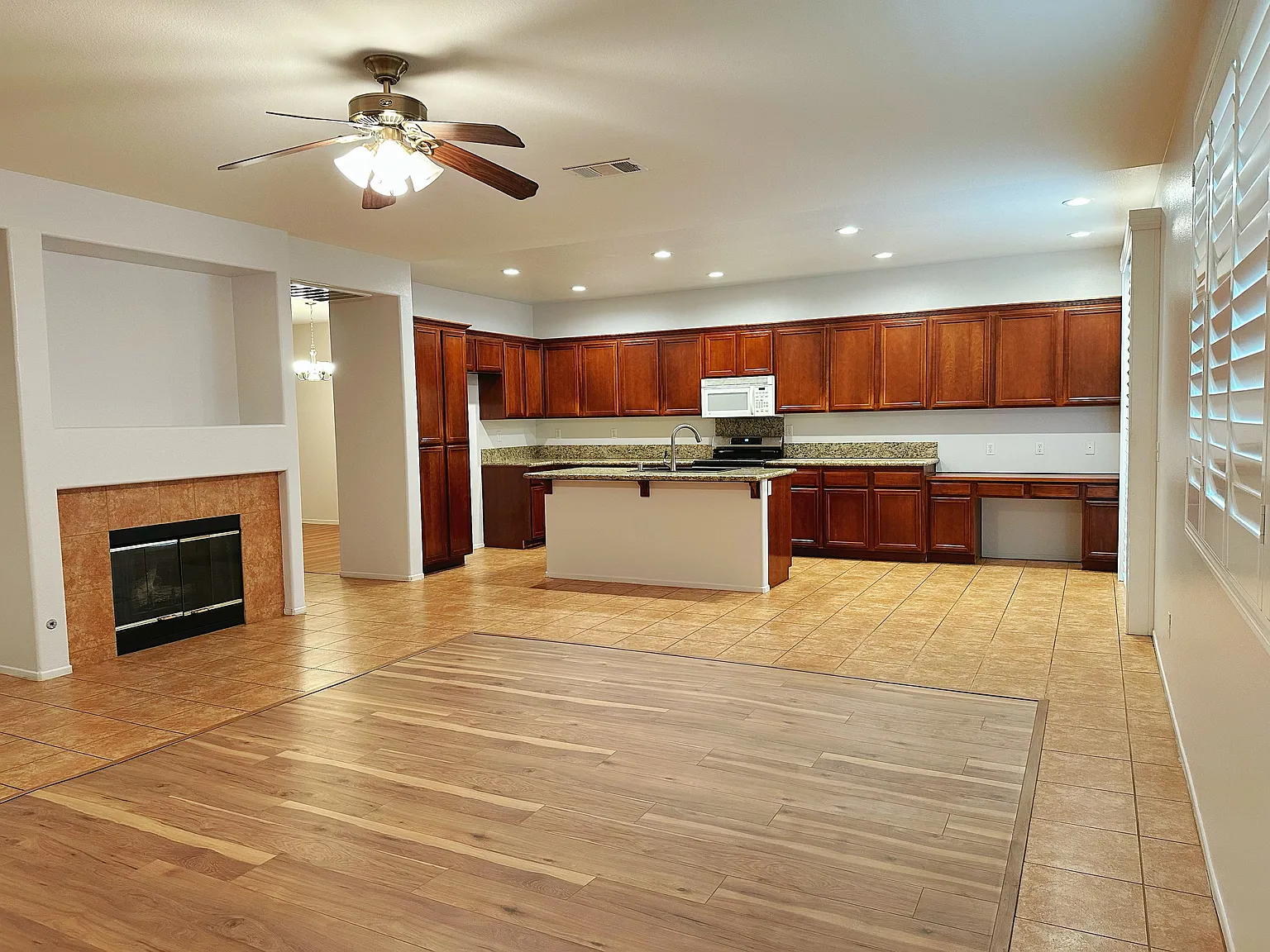 5 bed, 3215 sqft, $4,100 — Photo 4