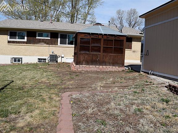 Workshop/Detached garage and hot tub gazebo