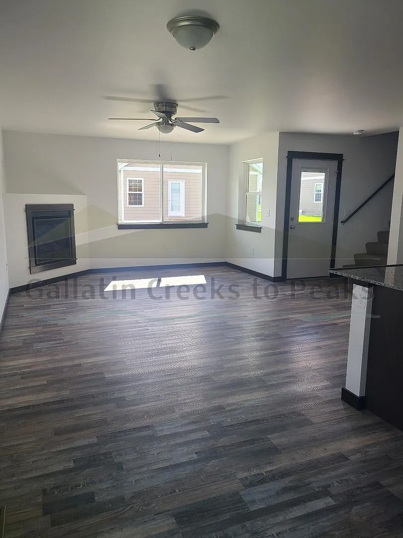 3 BR 2.5 BA Large 2 car garage — Photo 3