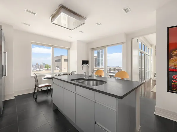 300 East 55th Street image 7 of 20