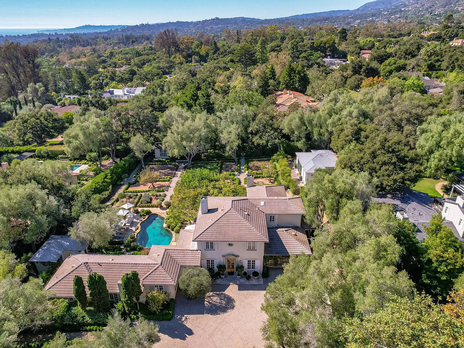 4 bed, 5.5 bath, 5461 sqft, $35,000 — Photo 4