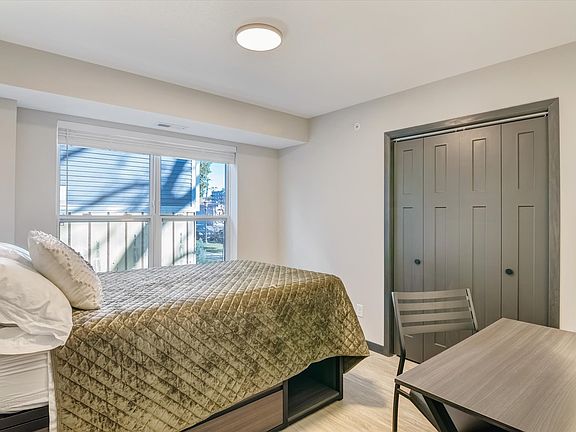 5th image of 1625 W Marshall Ave #304