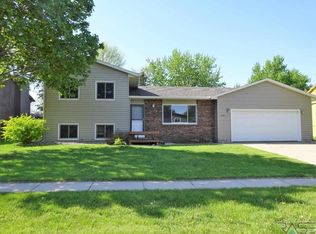 1521 E Keystone Dr, Brandon, SD 57005