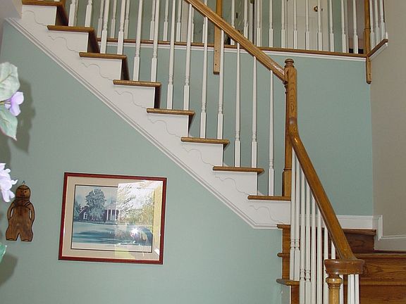 Lovely 2-story hardwood entry