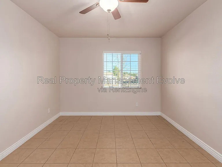 5438 S 46th Pl — Photo 18