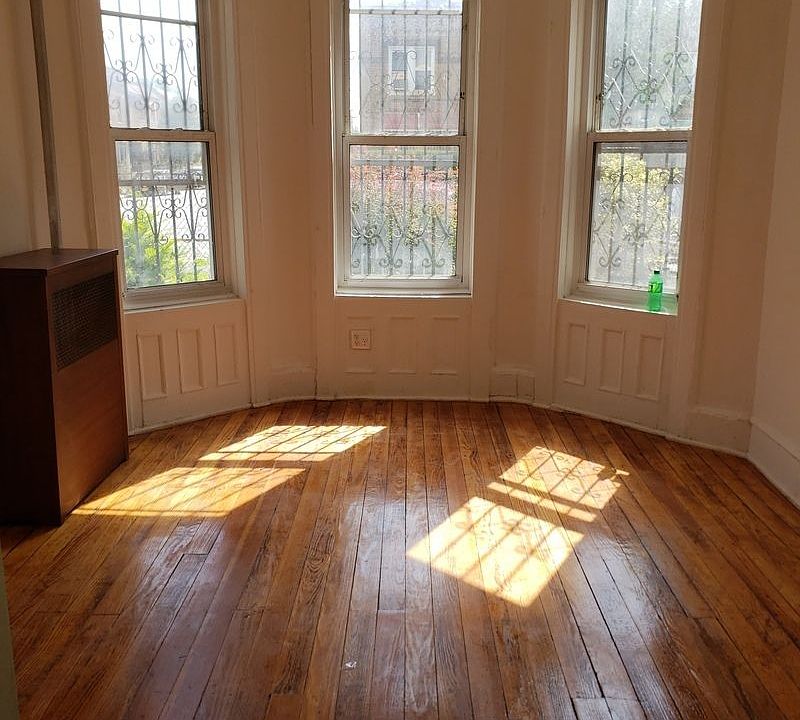 2nd image of 2521 Clarendon Rd #1