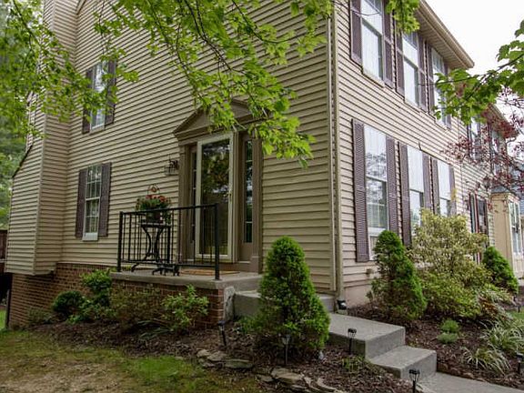 2nd image of 1101 Oakwood Ln