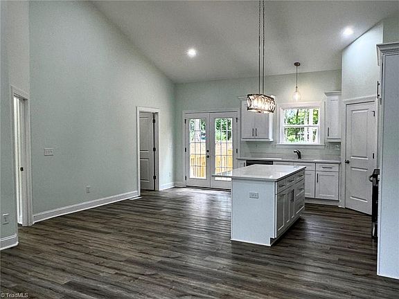 4th image of 607 Kendall St