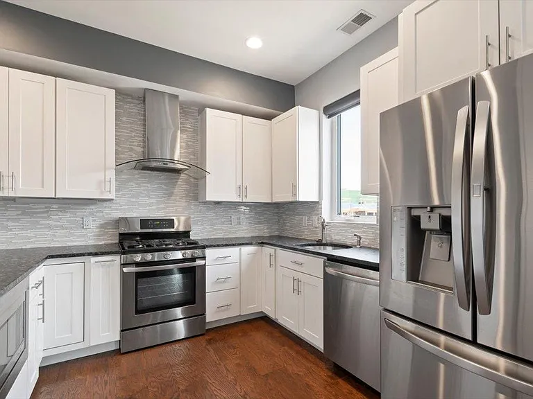 227 W Thompson St #D — Photo 9