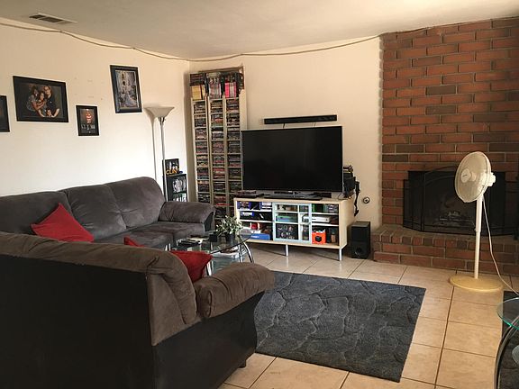 Living room with fireplace 