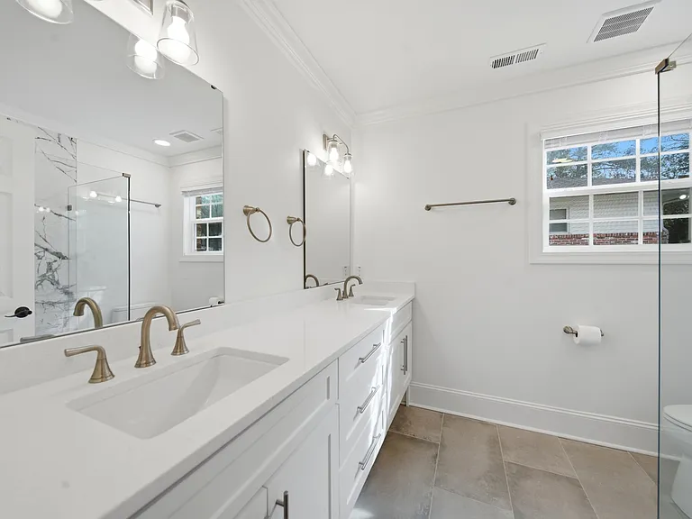 primary bath w/double vanities