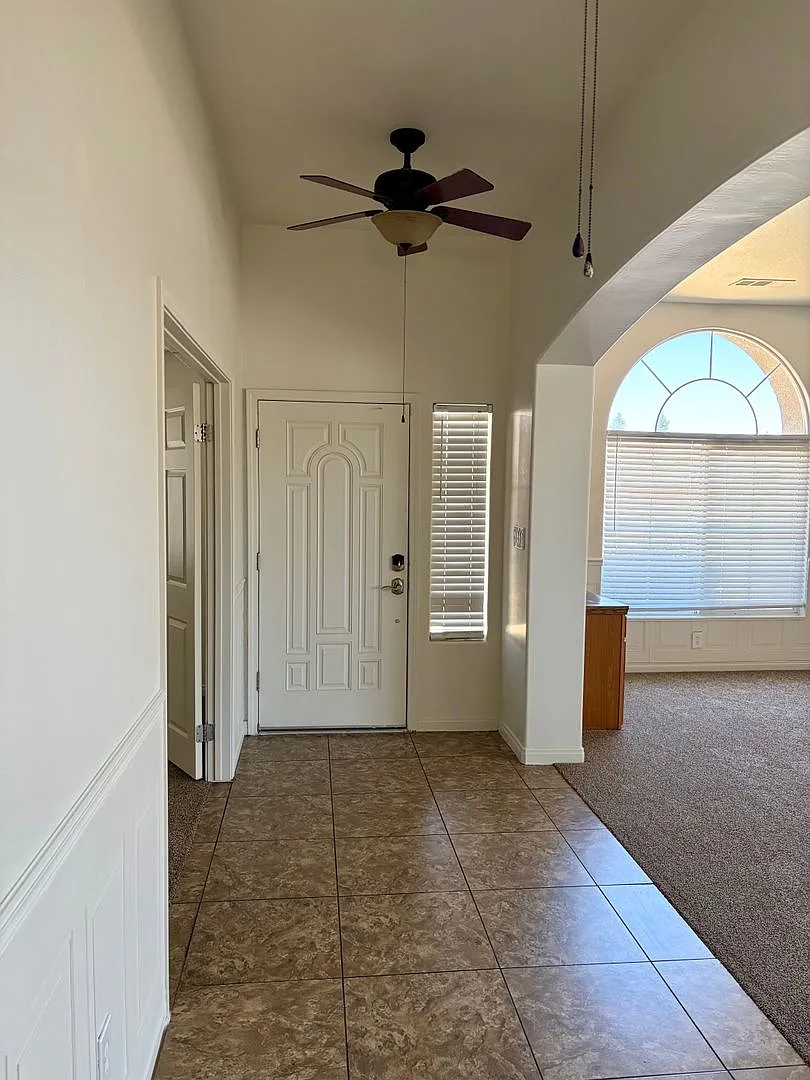 Spacious 5 Bedroom, 3 Bathroom Home in Stockdale Ranch Villas! — Photo 2