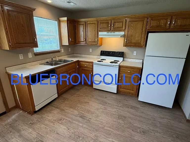 621 Willow Ln — Photo 3