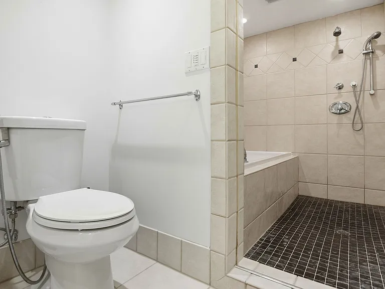 Saroni Dr — Photo 21