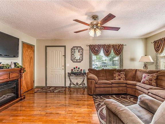 4th image of 1831 Alderson Ave