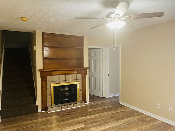 3rd image of 861B Park Pl NE