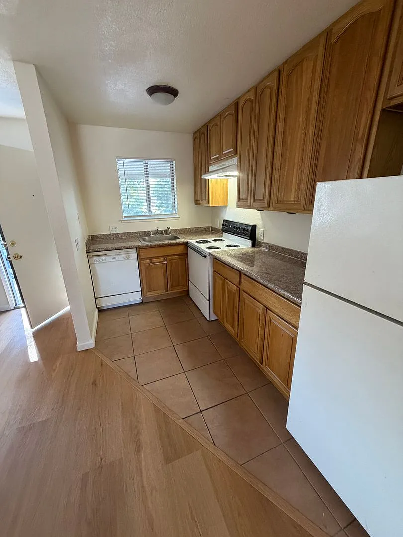 1 bed / 1 bath | Upstairs one bedroom apartment in Oak Park — Photo 4
