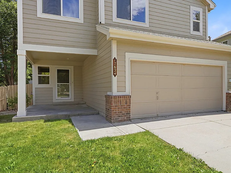 17624 Peyton Dr — Photo 2