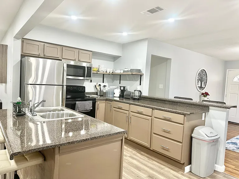 1514 S McLean Blvd — Photo 9