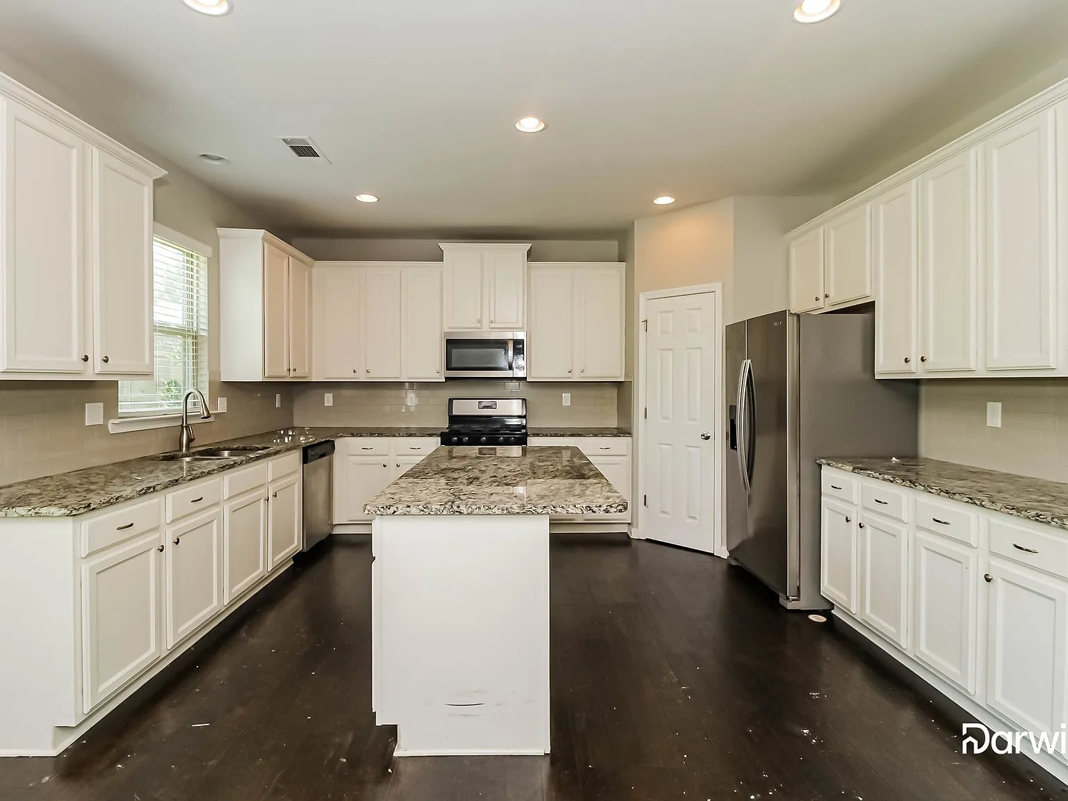 4 bed, 3.0 bath, 2196 sqft, $2,350 — Photo 3