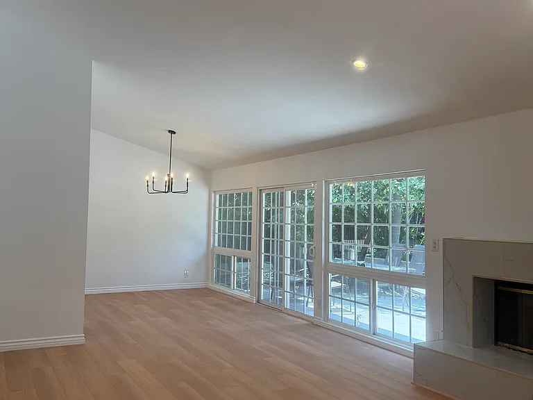 24316 Burbank Blvd — Photo 8