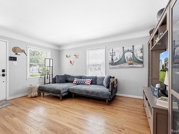 4th image of 2841 Royal Ave