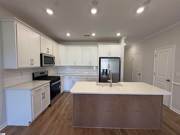 5th image of 227 Lewes Ave