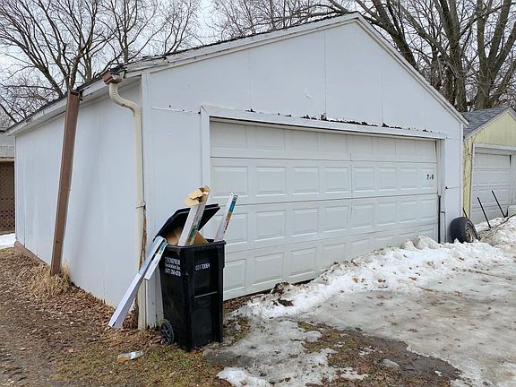 4th image of 718 Belmont St