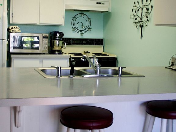 Kitchen w/Eating Area