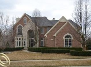 487 Springview Dr, Rochester, MI 48307