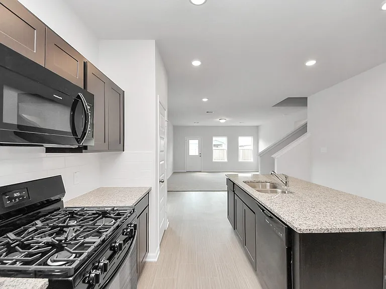 2715 Crested Creek Ln — Photo 26